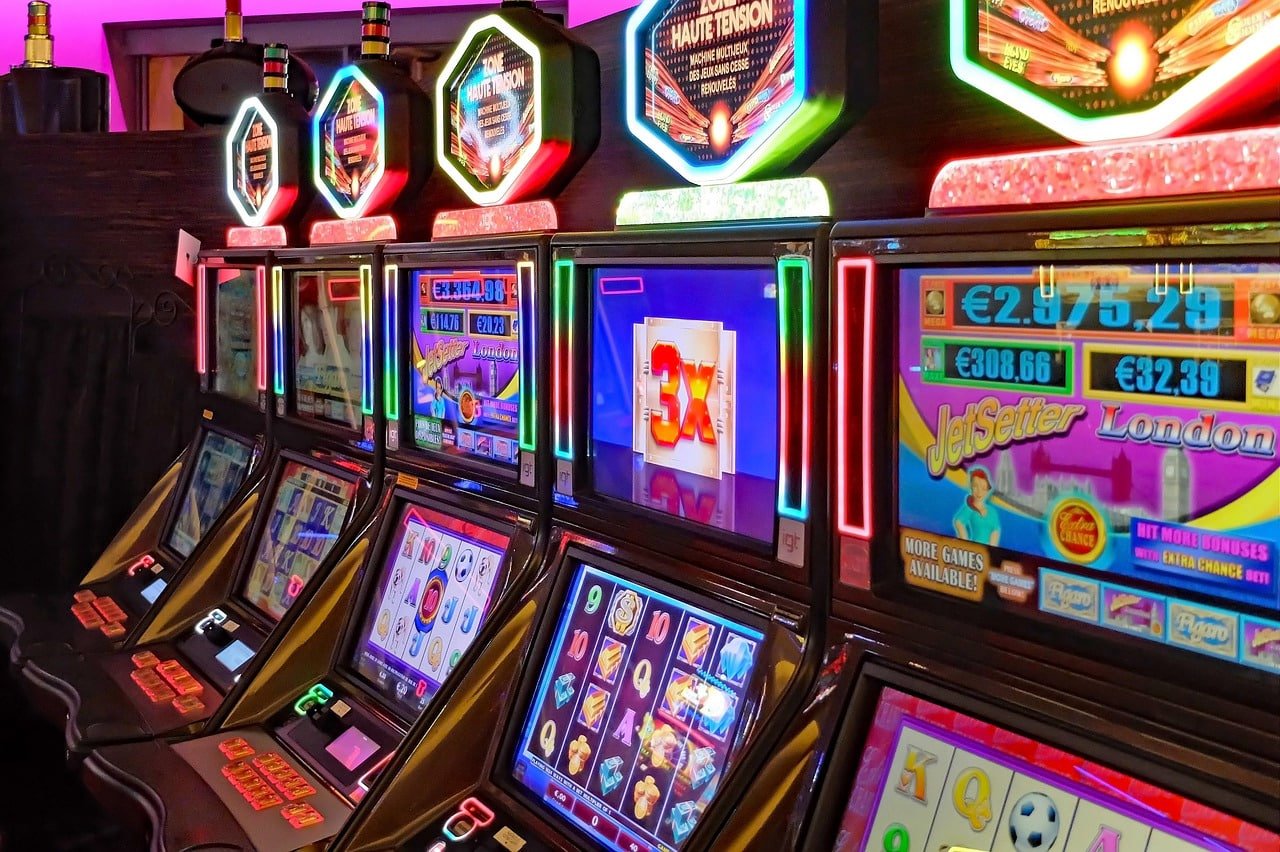 Live-dealer blackjack and roulette tables on samosir88 login